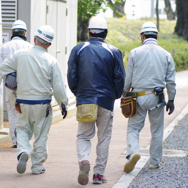 作業員の後ろ姿